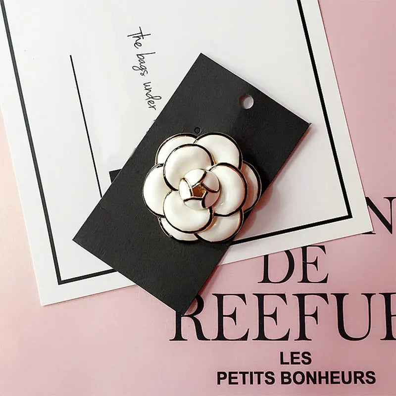 Broche Camellia CC de luxe de haute qualité, grande marque, écharpes, boucle, broches de Saint-Valentin pour femme, cadeau, accessoires
