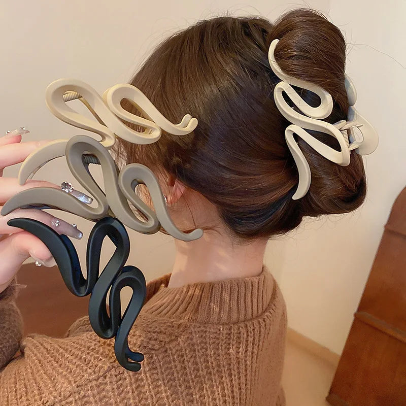 Pinces à cheveux ondulées en acrylique de couleur unie pour femmes, pinces à cheveux simples et polyvalentes en forme de requin, accessoires pour cheveux de tempérament français