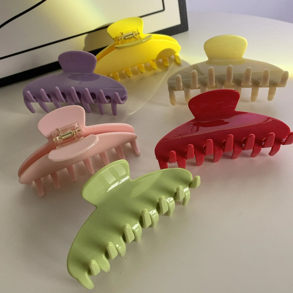 YHJ Vintage Glitter Hair Clip Acetate Claw Clip Bath Barrette Summer Crab Hair Clip Trendy Hair Clips Hair Accessories for Wome