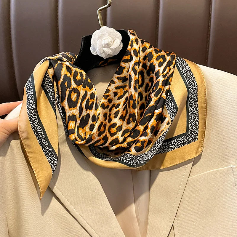 2023 Seidenschal 70x70cm LuxusmarkeDesigner Haar Leopardenmuster Taschentuch Hijab Schal Frauen Bandana Foulard Schalldämpfer Wrap