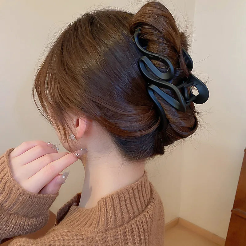 Pinces à cheveux ondulées en acrylique de couleur unie pour femmes, pinces à cheveux simples et polyvalentes en forme de requin, accessoires pour cheveux de tempérament français