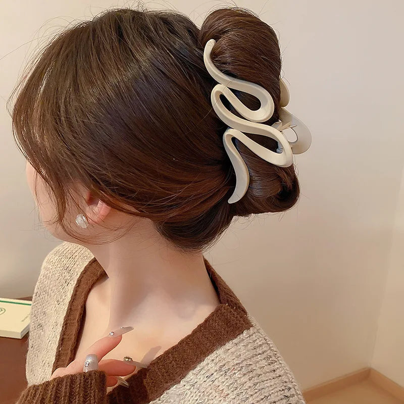 Pinces à cheveux ondulées en acrylique de couleur unie pour femmes, pinces à cheveux simples et polyvalentes en forme de requin, accessoires pour cheveux de tempérament français