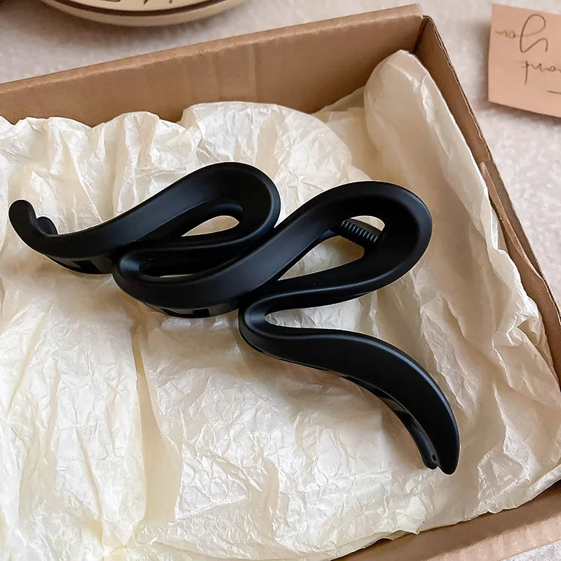 Pinces à cheveux ondulées en acrylique de couleur unie pour femmes, pinces à cheveux simples et polyvalentes en forme de requin, accessoires pour cheveux de tempérament français