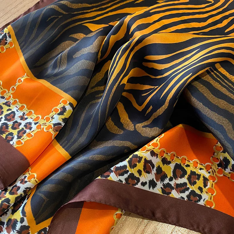 Neues Satin-Schal-Design mit wildem Leopardenmuster, quadratische Seidenschals für Damen, Wickeltuch, Kopftuch, Strandhaarband, Damen-Bandana