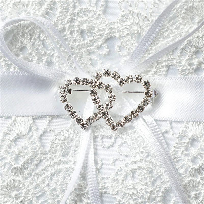 Coussin porte-alliances romantique avec ruban et perles, idéal pour cérémonie de mariage ou comme coussin de poche avec rubans décoratifs