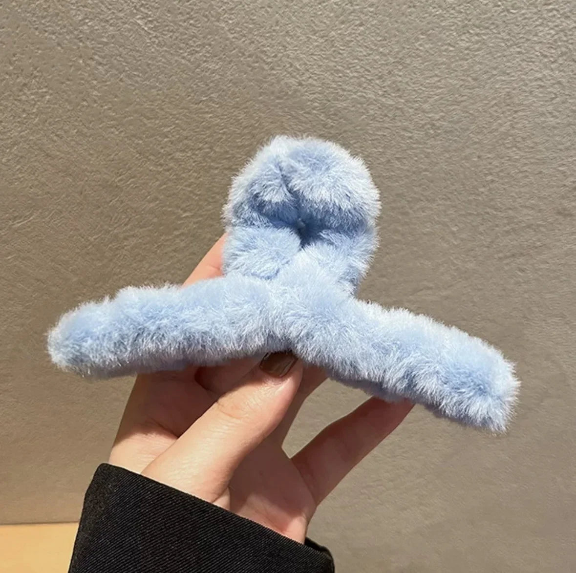 Women Hair Claw Winter Faux Fur Hair Clip Elegant Acrylic Crab Barrette Hairpin Girl-Hair Accessor Furry Headwear Hair Claw Clip