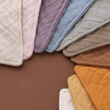 Bavoirs bébé absorbants d'eau de couleur unie, écharpe triangulaire en coton doux, serviette de salive pour nouveau-né, bavoirs à bouton-pression, articles pour bébé