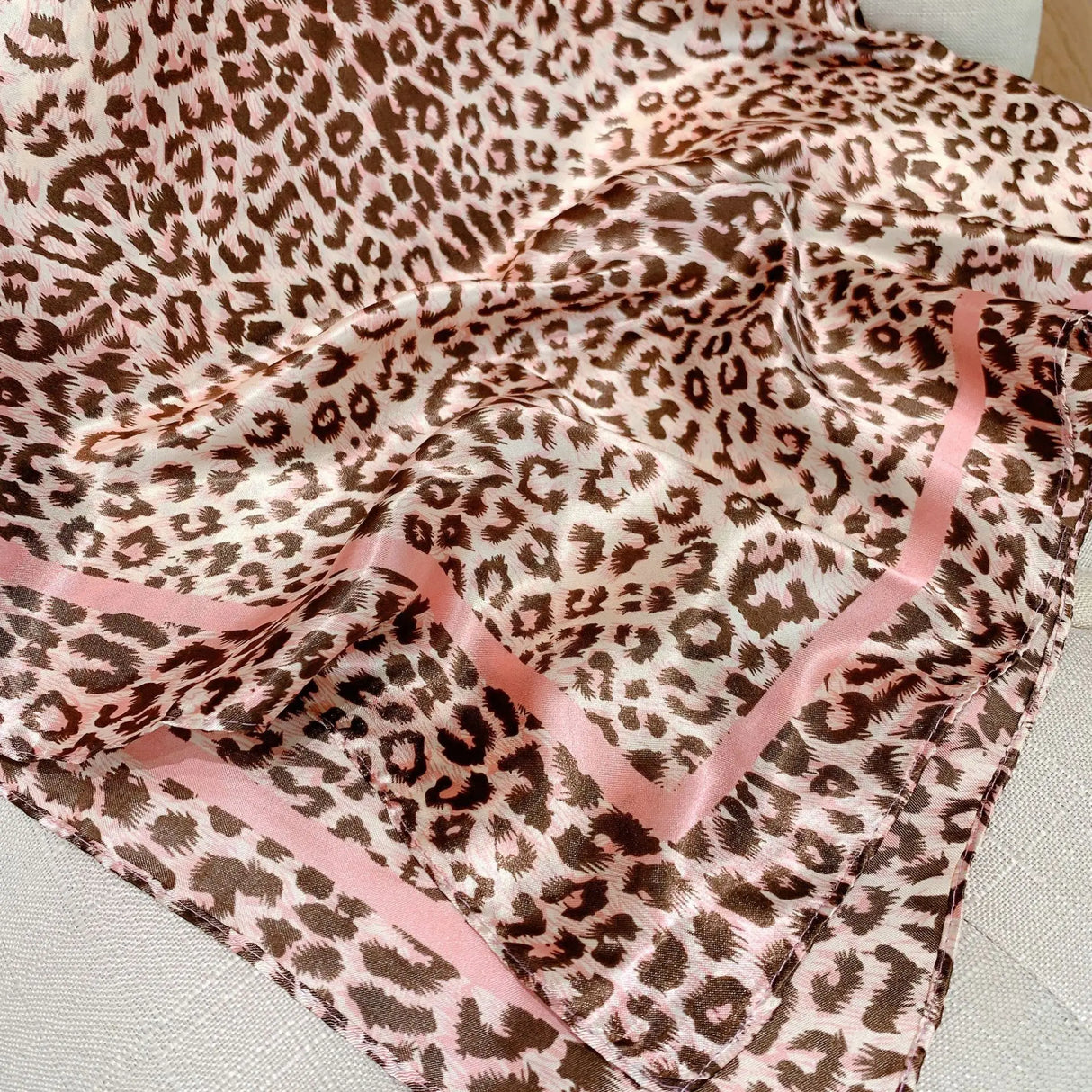 Foulard carré d'été en soie imprimé léopard pour femme, bandeau pour cheveux, grand hijab, bandana, châle, nouveauté printemps 2022