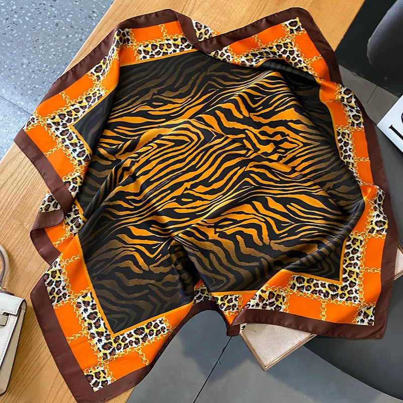 Neues Satin-Schal-Design mit wildem Leopardenmuster, quadratische Seidenschals für Damen, Wickeltuch, Kopftuch, Strandhaarband, Damen-Bandana
