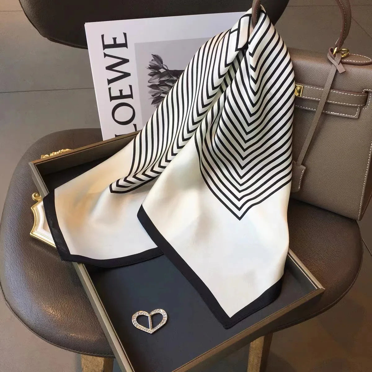 Foulard carré en soie à rayures noires et blanches pour femme, marque de luxe, étoles de plage, bandeau en satin, châle, bandana