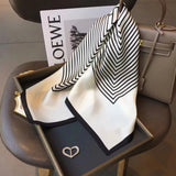 Foulard carré en soie à rayures noires et blanches pour femme, marque de luxe, étoles de plage, bandeau en satin, châle, bandana