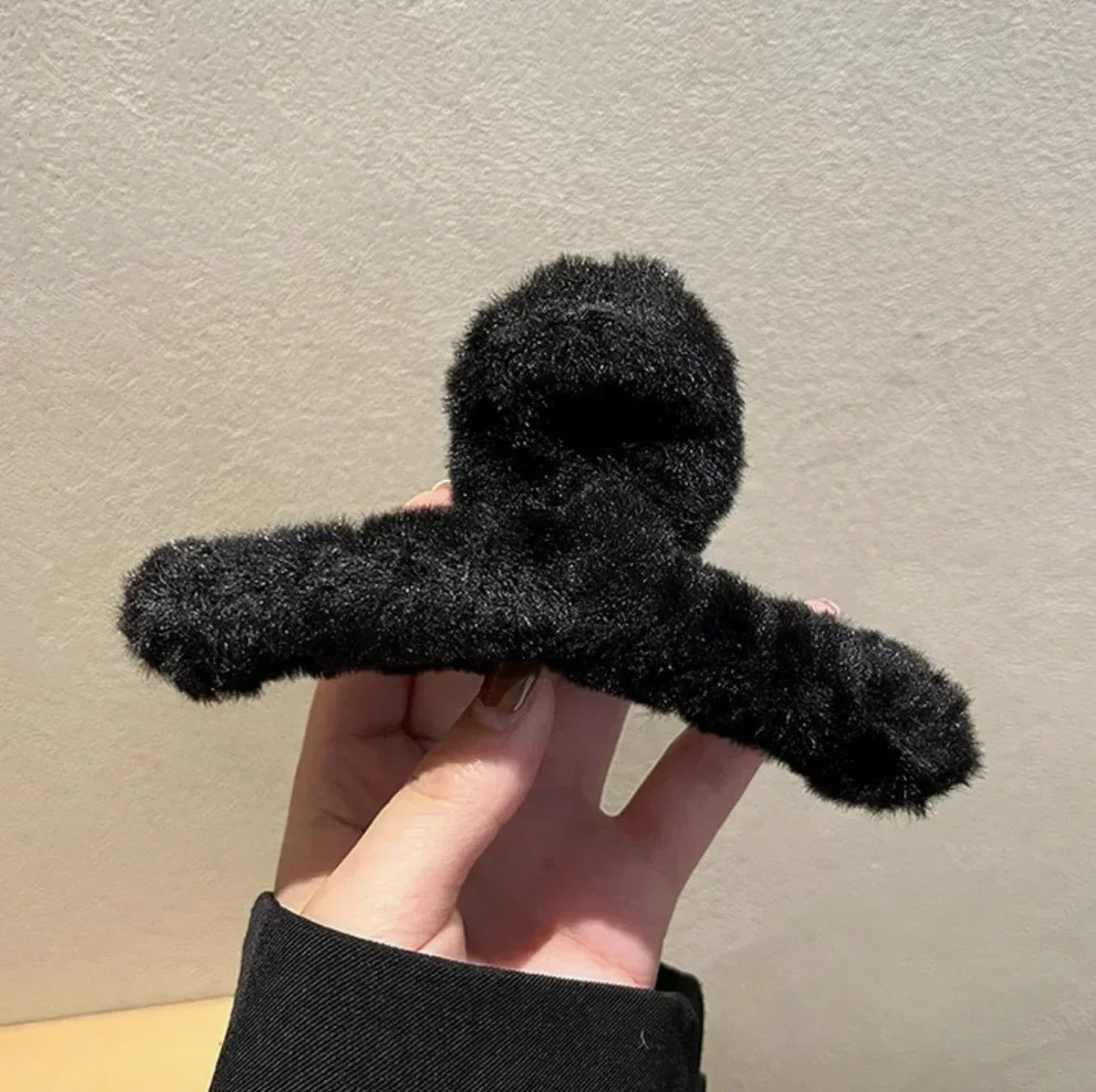 Women Hair Claw Winter Faux Fur Hair Clip Elegant Acrylic Crab Barrette Hairpin Girl-Hair Accessor Furry Headwear Hair Claw Clip