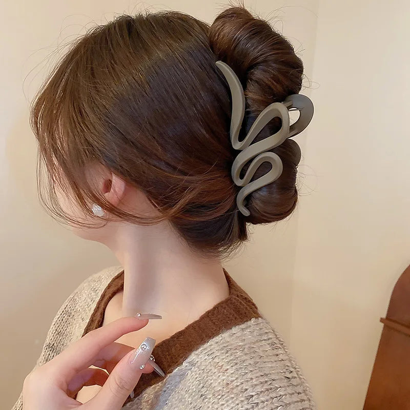 Pinces à cheveux ondulées en acrylique de couleur unie pour femmes, pinces à cheveux simples et polyvalentes en forme de requin, accessoires pour cheveux de tempérament français