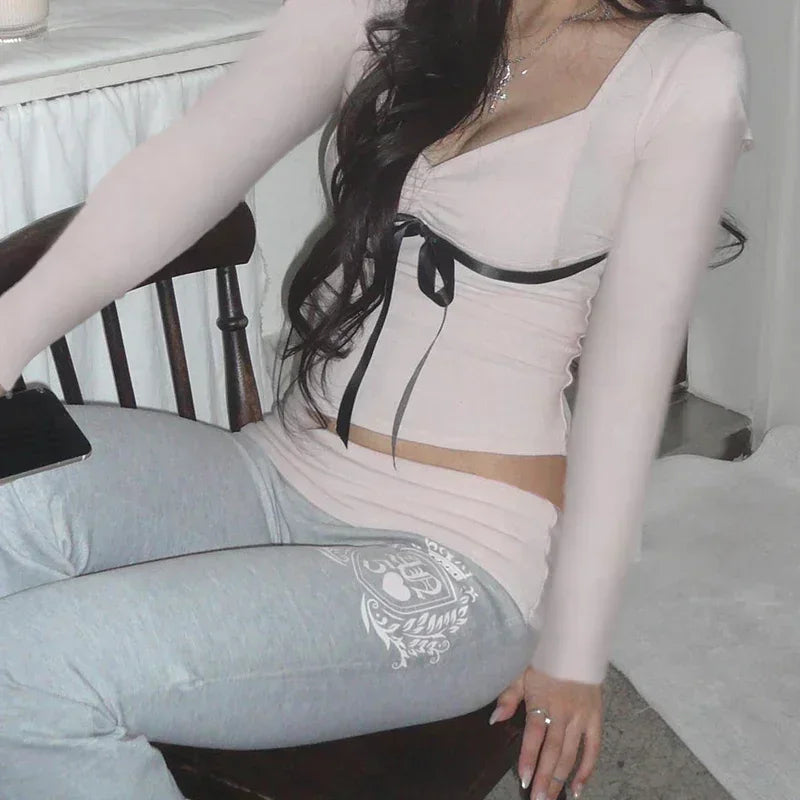 Top corto con lazo y cordones en contraste, color rosa, estilo coqueto, con pliegues ajustados y cuello en V, de punto, ideal para otoño.