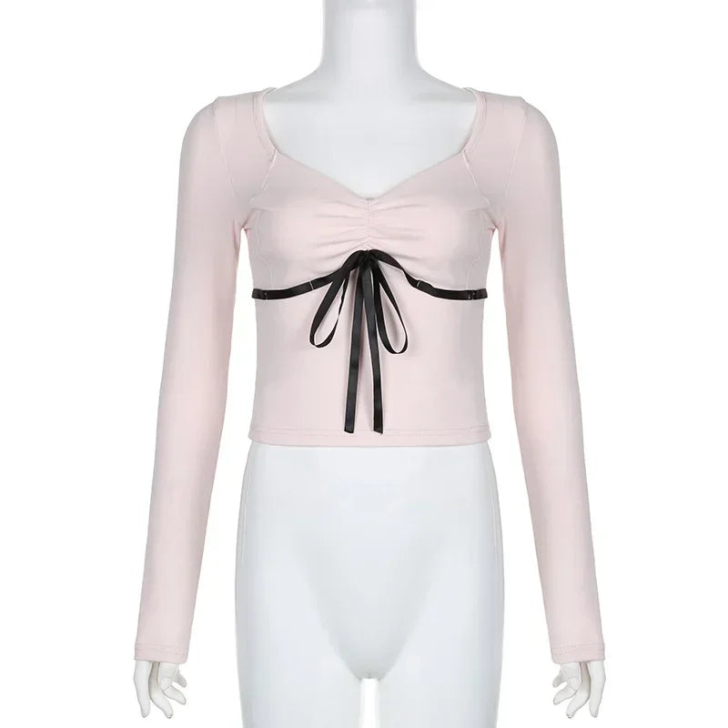 Top corto con lazo y cordones en contraste, color rosa, estilo coqueto, con pliegues ajustados y cuello en V, de punto, ideal para otoño.