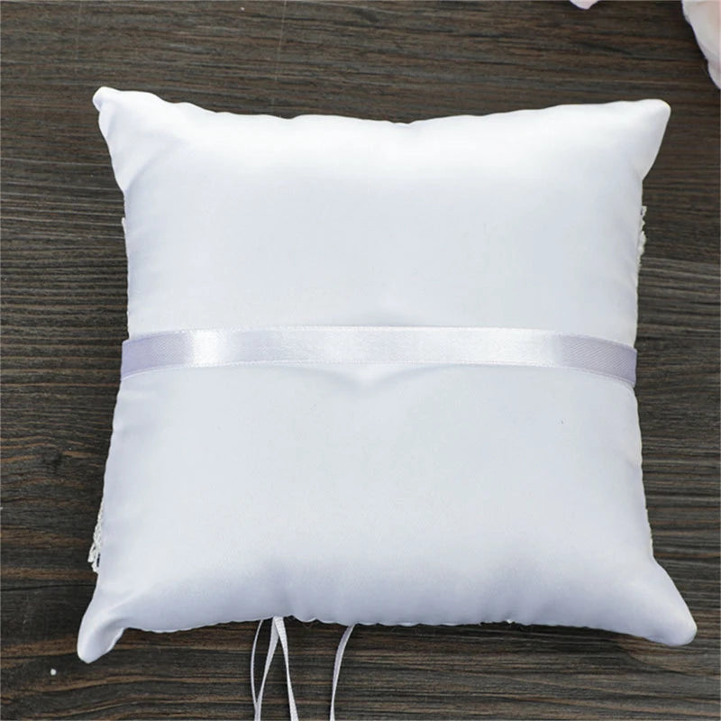 Coussin porte-alliances romantique avec ruban et perles, idéal pour cérémonie de mariage ou comme coussin de poche avec rubans décoratifs