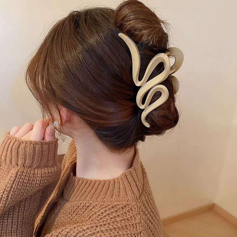 Pinces à cheveux ondulées en acrylique de couleur unie pour femmes, pinces à cheveux simples et polyvalentes en forme de requin, accessoires pour cheveux de tempérament français