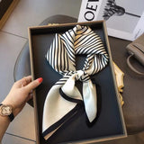 Foulard carré en soie à rayures noires et blanches pour femme, marque de luxe, étoles de plage, bandeau en satin, châle, bandana