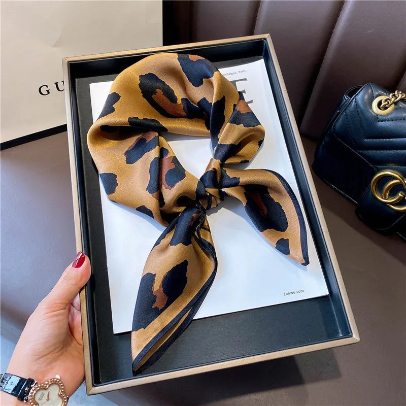 Foulard carré en soie à rayures noires et blanches pour femme, marque de luxe, étoles de plage, bandeau en satin, châle, bandana