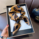Foulard carré en soie à rayures noires et blanches pour femme, marque de luxe, étoles de plage, bandeau en satin, châle, bandana