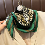2023 Seidenschal 70x70cm LuxusmarkeDesigner Haar Leopardenmuster Taschentuch Hijab Schal Frauen Bandana Foulard Schalldämpfer Wrap
